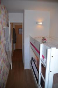 Habitación con cama, vestidor y pasillo. en Pied de pistes, résidence 3 étoiles tout confort dont terrasse et piscine, en Valmeinier 18 fotos más