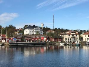 eine Stadt mit Häusern und einem Fluss mit Gebäuden in der Unterkunft Sands Hotell in Sandhamn