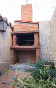 un horno de ladrillo al aire libre en un edificio en Apartamentos turisticos Avila Villa Carmen I, en Ávila