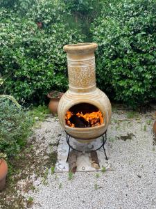 una pequeña chimenea sentada en el suelo en Gîte Aux Amandiers en Fréjus