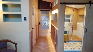 a hallway with a door leading to a bathroom at De Ketse Steenuil in Kaatsheuvel
