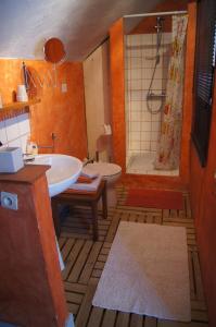 a bathroom with a sink and a toilet and a tub at Ô 156 in Saint-Georges-sur-Cher