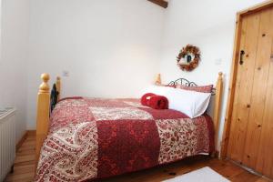 Postel nebo postele na pokoji v ubytování Red Stonecutters Cottage, Doolin