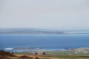 Снимка в галерията на Red Stonecutters Cottage, Doolin в Carrowauff