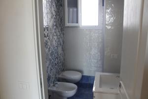 un piccolo bagno con servizi igienici e lavandino di A casa di Mimì a Torre Vado