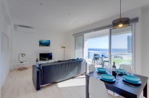 una sala da pranzo con tavolo e vista sull'oceano di Apartment with Stunning Seaviews a Sliema