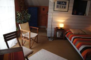 謝爾河畔聖喬治的住宿－Ô 156，一间卧室配有一张床、一把椅子和一张桌子