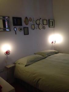 ein Schlafzimmer mit einem Bett und zwei Lampen an der Wand in der Unterkunft Casarossa in Venedig