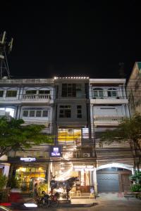 un edificio con una motocicleta estacionada frente a él en The BoB Hostel, en Bangkok