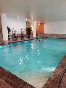 una grande piscina in una camera d'albergo di Appartement Soleil Blanc Résidence Lodge des neiges a Tignes