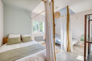 a bedroom with a bed and a mirror at Le Grand Cottage Nature Bien-Etre du Tarn entre Toulouse et Albi & Les Cottages du Tarn in Peyrole