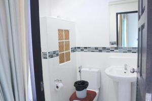 Koupelna v ubytování Plus Hotel + 24 fotografií
