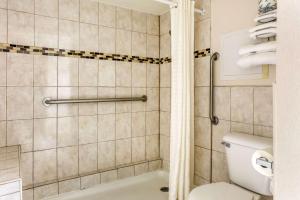 Koupelna v ubytování Econo Lodge + 20 fotografií