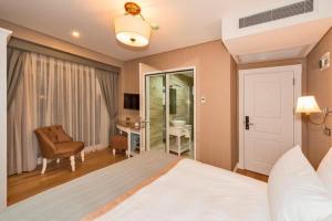イスタンブールにあるHanna Hotelのベッドルーム1室(ベッド1台、デスク、椅子付)