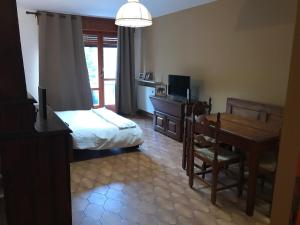 1 dormitorio con escritorio, 1 cama y escritorio sidx sidx sidx en Grand Chalet en Pragelato