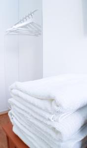 una pila de toallas blancas sentadas en una mesa en Comfortable Apartment MILA at a good location en Kotka