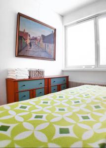 1 dormitorio con 1 cama y una pintura en la pared en Comfortable Apartment MILA at a good location en Kotka