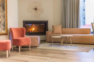 A seating area at Emerald Suites