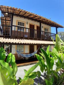 una casa con una hamaca delante en Atobá Villas, en Paraty