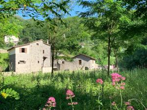 MulazzoにあるMagic Mill Castagnetoliの花畑の古石造家