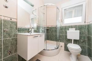łazienka z prysznicem, toaletą i umywalką w obiekcie Apartments Danijela 2 w Sukošanie