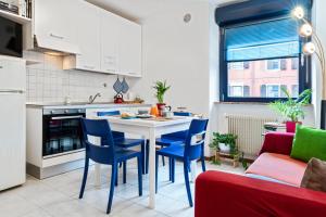 cocina y sala de estar con mesa y sillas en Easy flat, en Trento