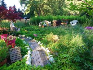 een tuin met een houten pad in het gras bij Regina Vught in Vught