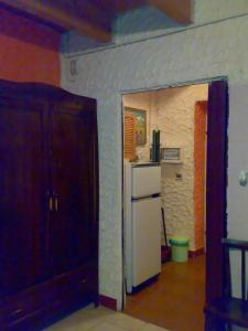 - une cuisine équipée d'un réfrigérateur blanc dans l'établissement IANUA COELI 3, à Mosso Santa Maria