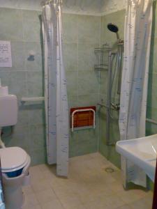 La salle de bains est pourvue d'une douche, de toilettes et d'un lavabo. dans l'établissement IANUA COELI 3, à Mosso Santa Maria