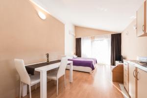 Cette chambre comprend une table, des chaises et un lit. dans l'établissement Apartments Danijela 1, à Sukošan