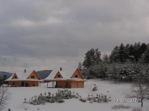 Domy całoroczne Osada na Górce v zime