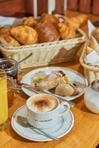 uma mesa coberta com uma chávena de café e pão em Saint Georges Hotel em Zurique