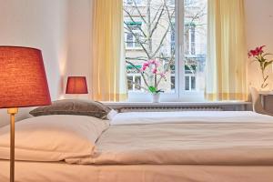 Un pat sau paturi într-o cameră la Saint Georges Hotel