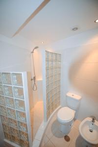 a bathroom with a toilet and a sink at PRAINHA BEACH APARTMENT in Luz