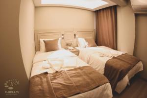 Postel nebo postele na pokoji v ubytování X-NELLYİ HOTEL