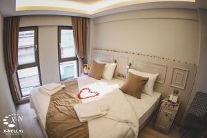 Postel nebo postele na pokoji v ubytování X-NELLYİ HOTEL