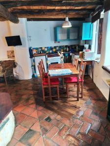 cocina con mesa y sillas en una habitación en Casa Farfarnicola, en Aguafría