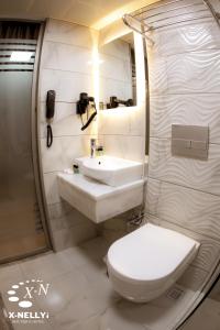 ein Bad mit einem WC und einem Waschbecken in der Unterkunft X-NELLYİ HOTEL in Istanbul