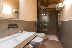 Uma casa de banho em Borgotufi Albergo Diffuso