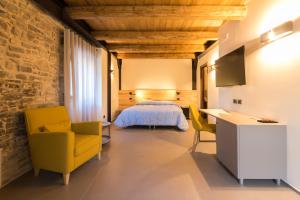 Uma cama ou camas num quarto em Borgotufi Albergo Diffuso