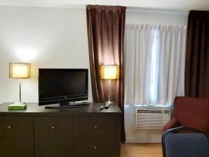 TV a/nebo společenská místnost v ubytování Seely's Motel