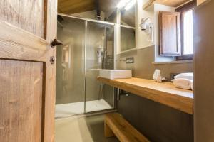 Uma casa de banho em Borgotufi Albergo Diffuso