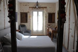Tempat tidur dalam kamar di Maison d'hôtes Marimpoey