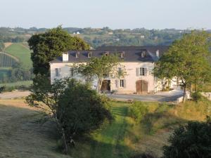 een luchtzicht op een wit huis met een oprit bij Maison d'hôtes Marimpoey in Monein