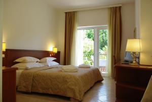 sypialnia z łóżkiem i dużym oknem w obiekcie Hotel Villa Vera w mieście Lovran +29 zdjęć