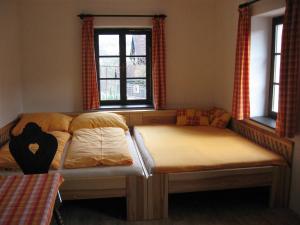 2 letti in una camera con 2 finestre di Apartment Panteon Basecamp a Malá Skála