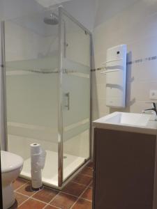 Een badkamer bij Maison d'hôtes Marimpoey