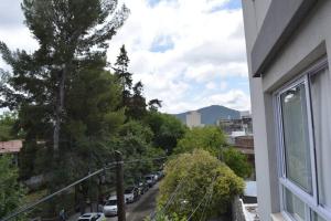 - une vue sur la rue depuis la fenêtre d'un bâtiment dans l'établissement Salta Historica, à Salta