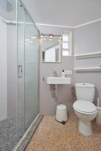 Un baño con inodoro, lavabo y ducha. en SAND - EnjoytheSeainColonia WE RENT FROM SAT TO SAT, EXCEPT WINTER, en Colonia de Sant Jordi 24 fotos más