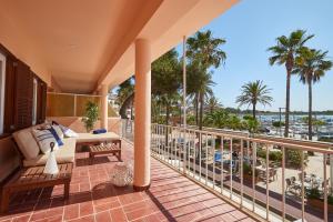 balcón con vistas a la playa y a las palmeras en SAND - EnjoytheSeainColonia WE RENT FROM SAT TO SAT, EXCEPT WINTER, en Colonia de Sant Jordi